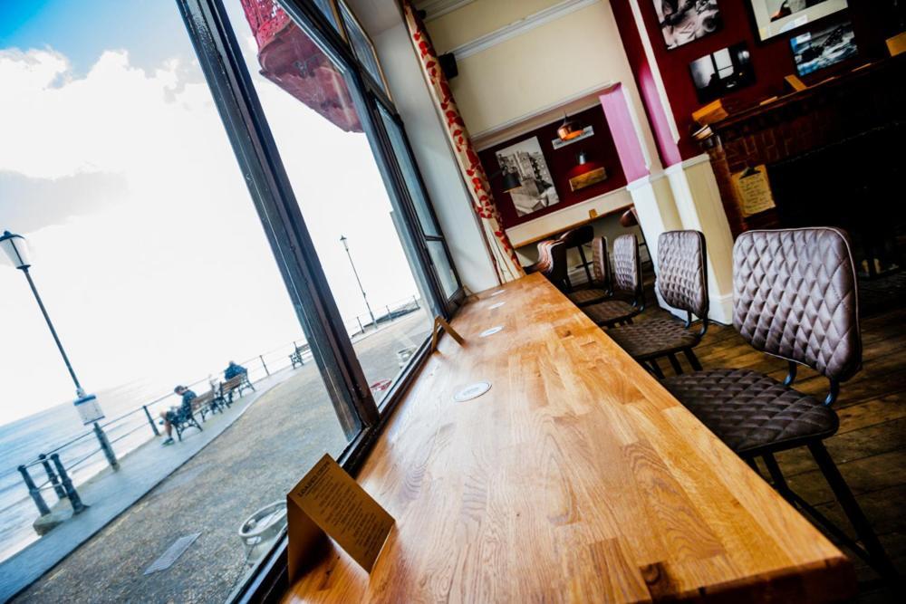 The Red Lion Hotel Cromer Eksteriør bilde Interior of the cafe