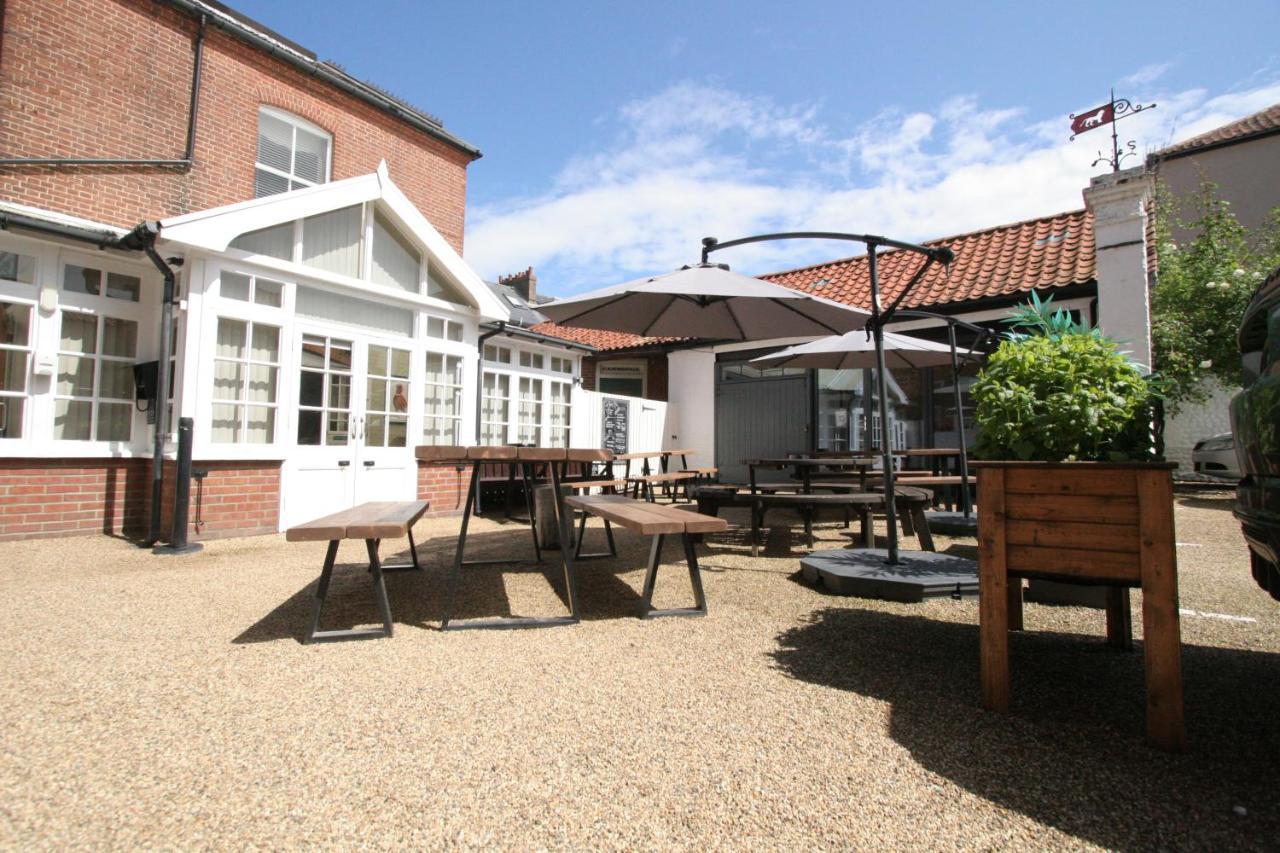 The Red Lion Hotel Cromer Eksteriør bilde The courtyard at The Old Mill