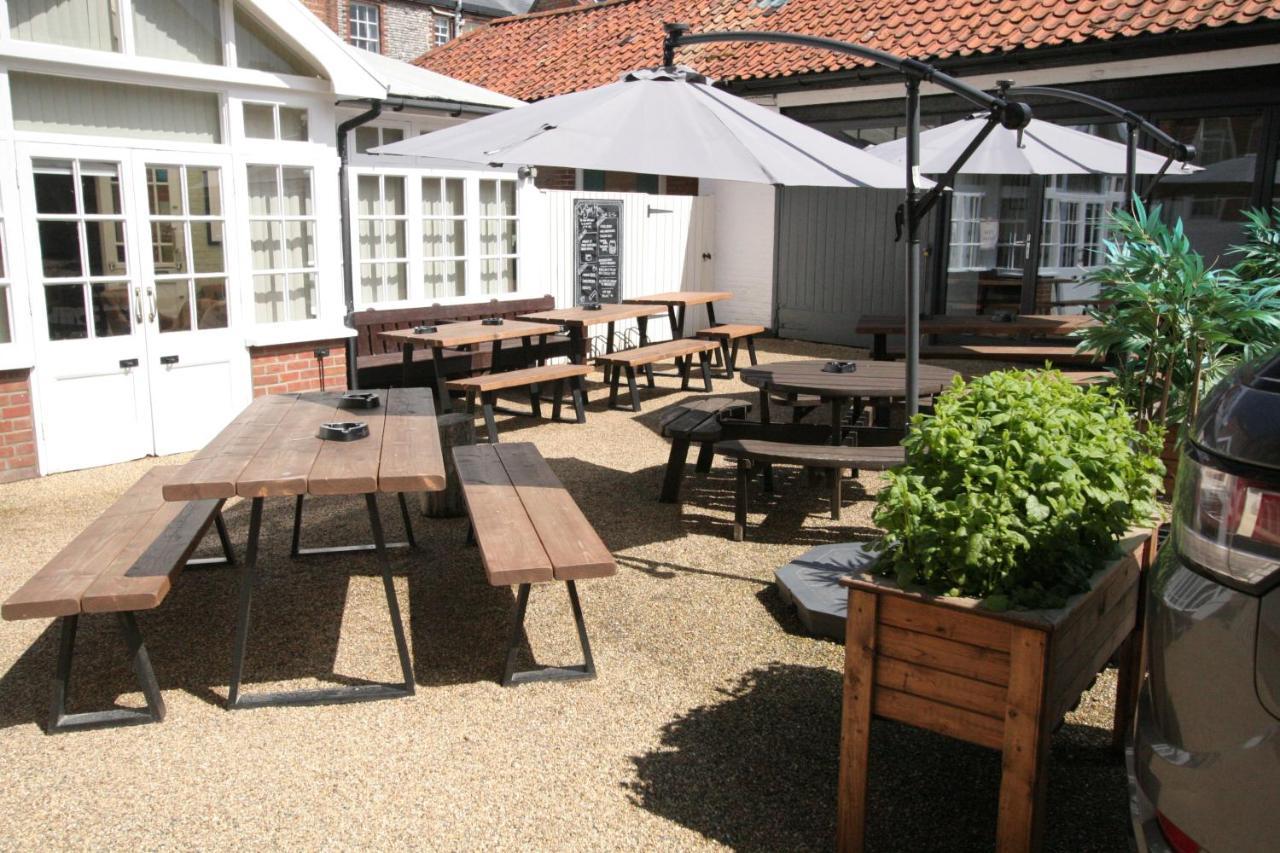 The Red Lion Hotel Cromer Eksteriør bilde The courtyard at The Old Mill
