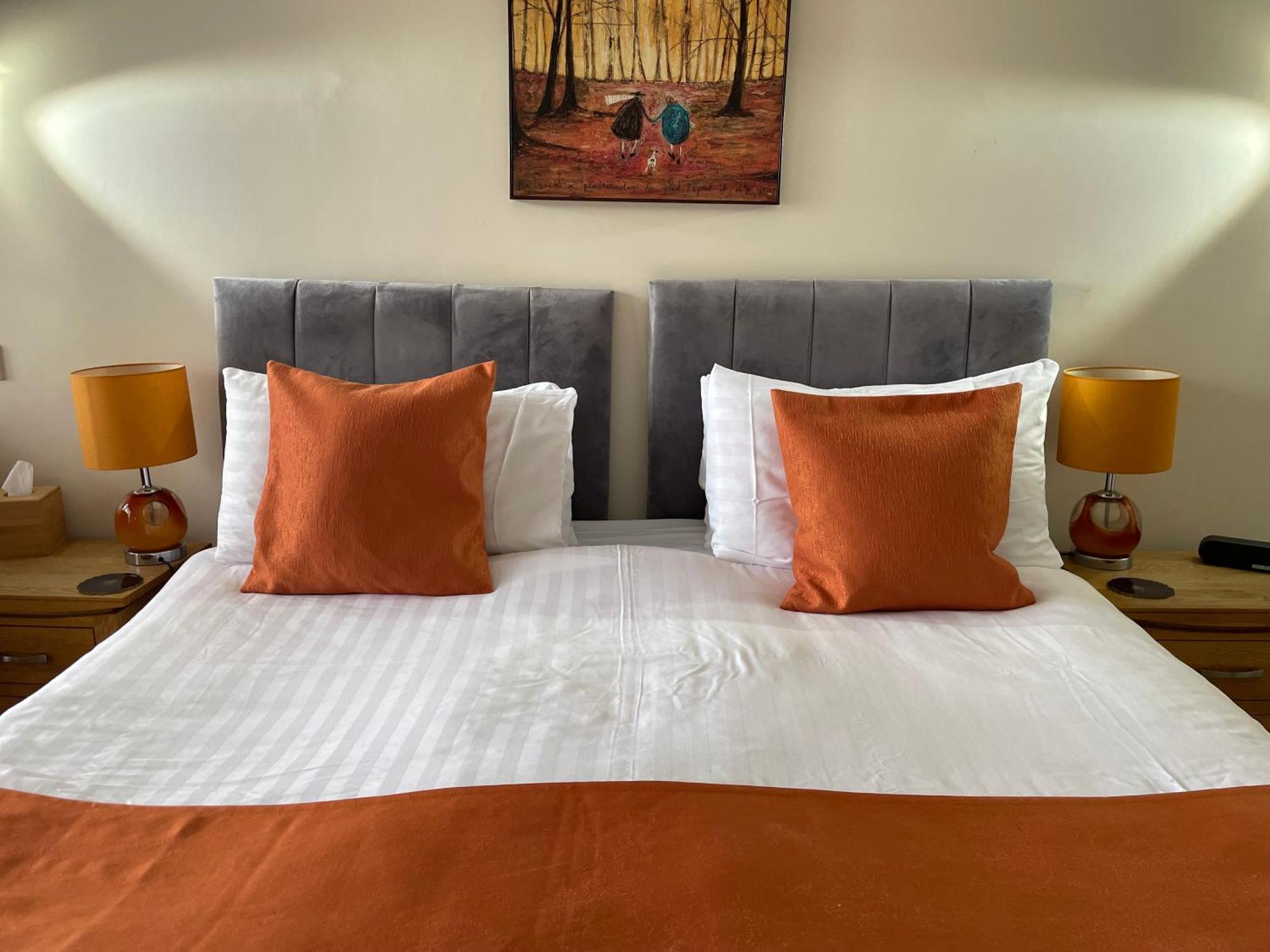 The Red Lion Hotel Cromer Eksteriør bilde A bed with a duvet