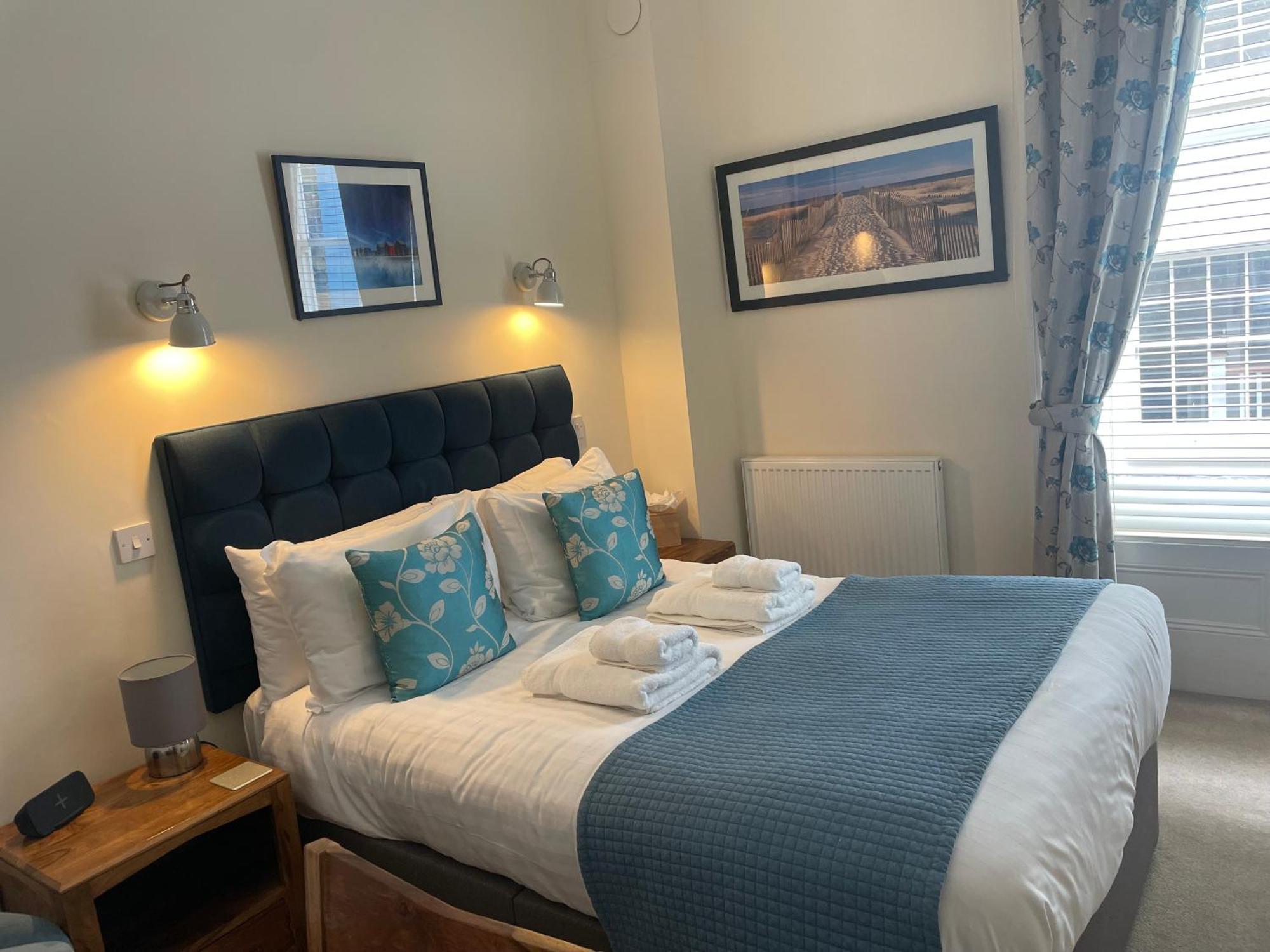 The Red Lion Hotel Cromer Eksteriør bilde A bedroom at the hotel