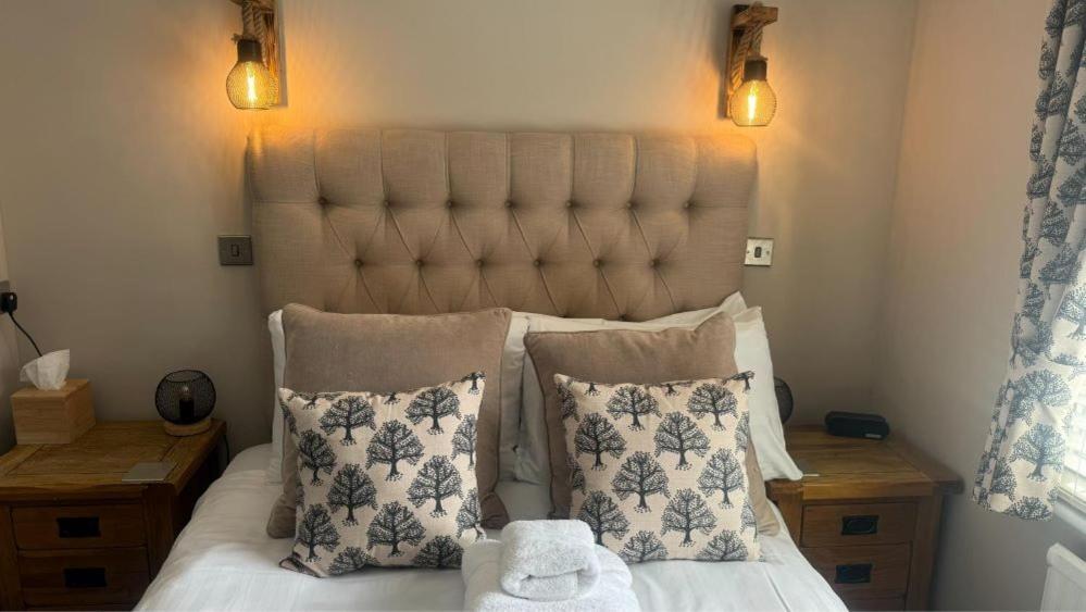 The Red Lion Hotel Cromer Eksteriør bilde A bed with a headboard