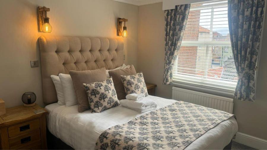 The Red Lion Hotel Cromer Eksteriør bilde A bedroom at the hotel