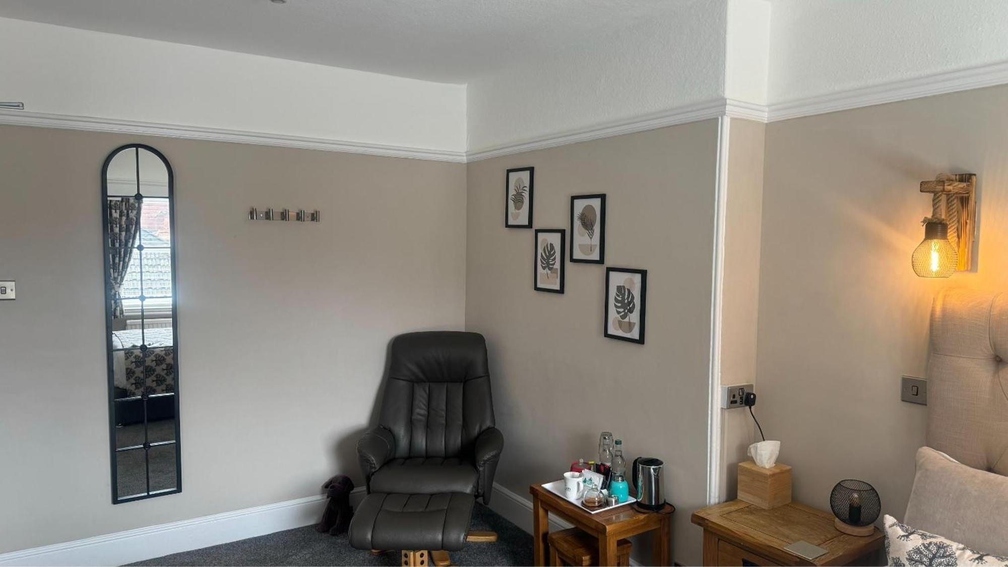 The Red Lion Hotel Cromer Eksteriør bilde A room with a chair