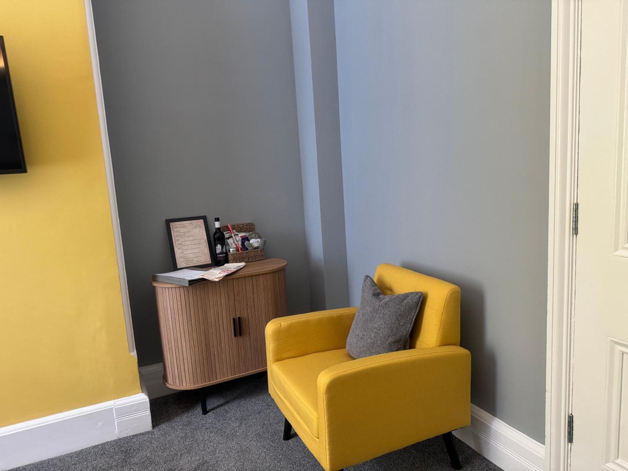 The Red Lion Hotel Cromer Eksteriør bilde A room painted in Dulux's 2019 Colour of the Year, Dulux Arousing Azure