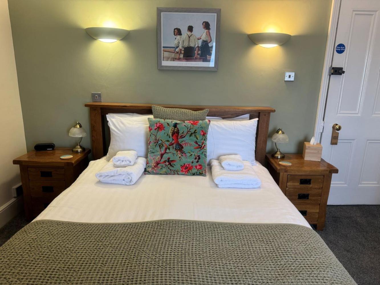 The Red Lion Hotel Cromer Eksteriør bilde A bedroom at the hotel