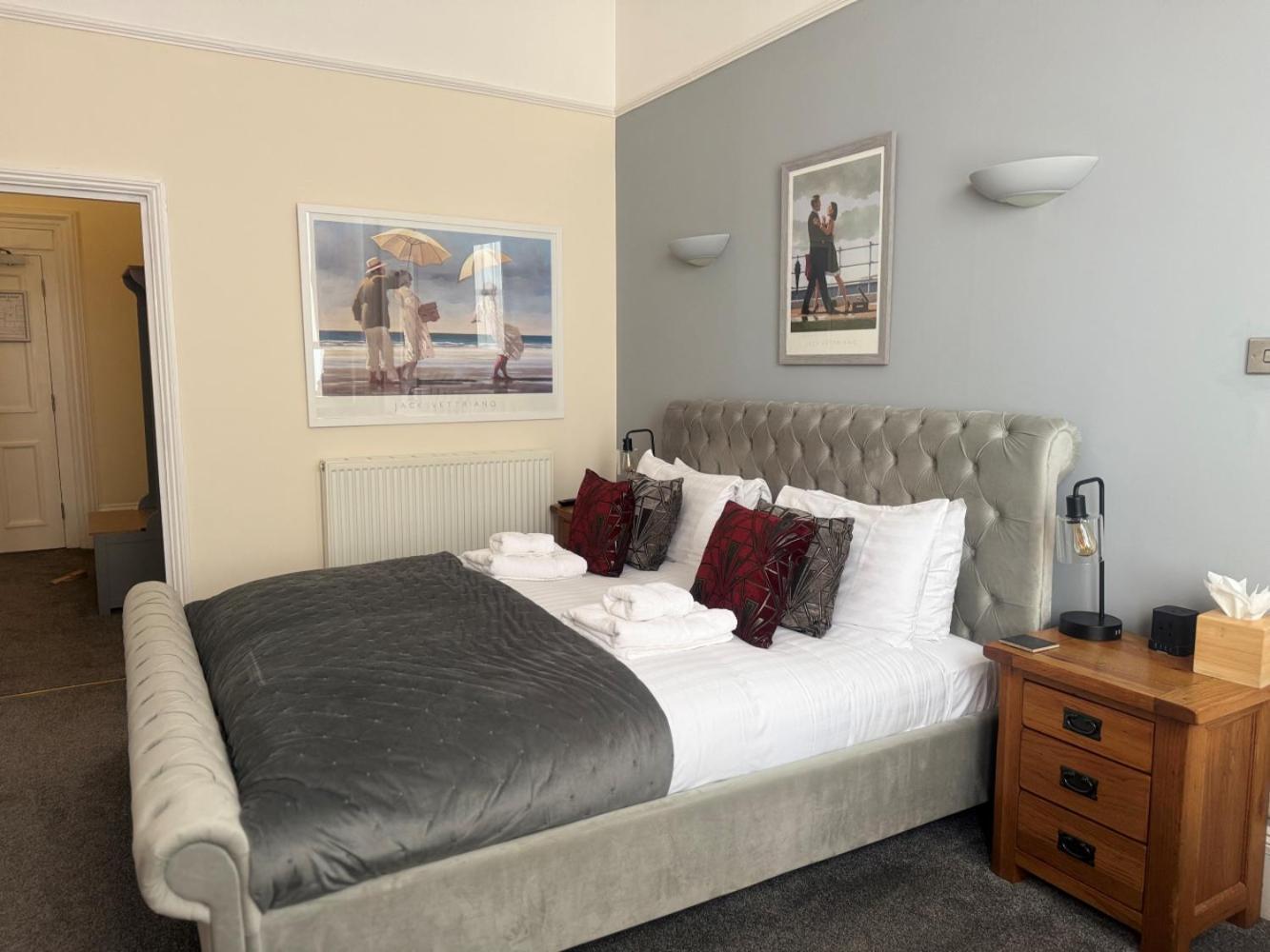 The Red Lion Hotel Cromer Eksteriør bilde A bedroom at the hotel