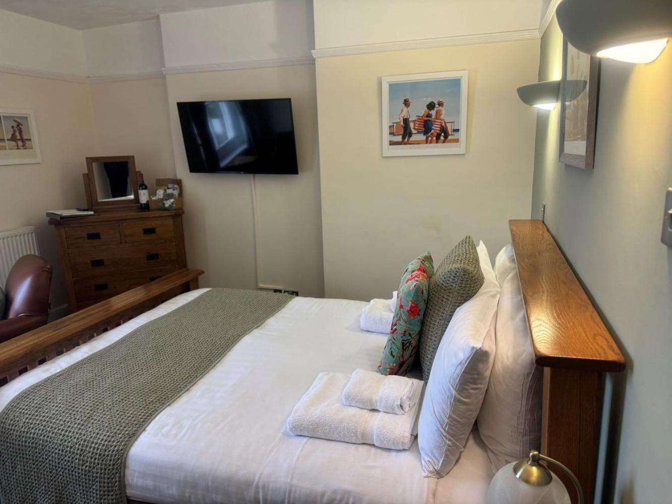 The Red Lion Hotel Cromer Eksteriør bilde A bedroom at the hotel