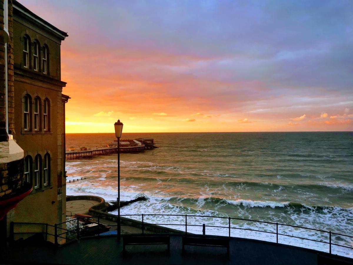 The Red Lion Hotel Cromer Eksteriør bilde Sunset at the harbour